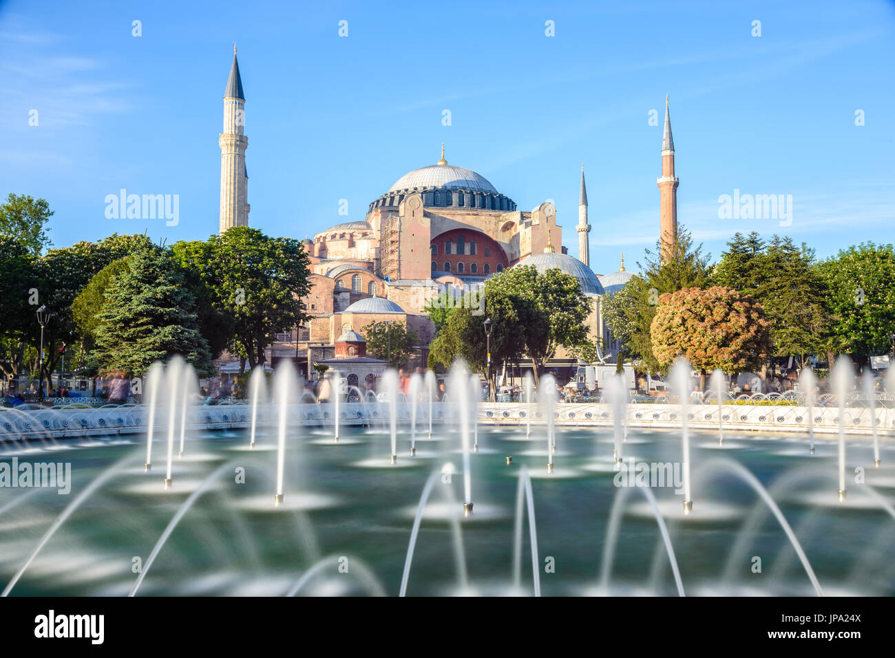 Hagia Sophia mit Brunnen in den Vordergrund, Sultan Ahmet Park, Istanbul, Türkei Stockfoto