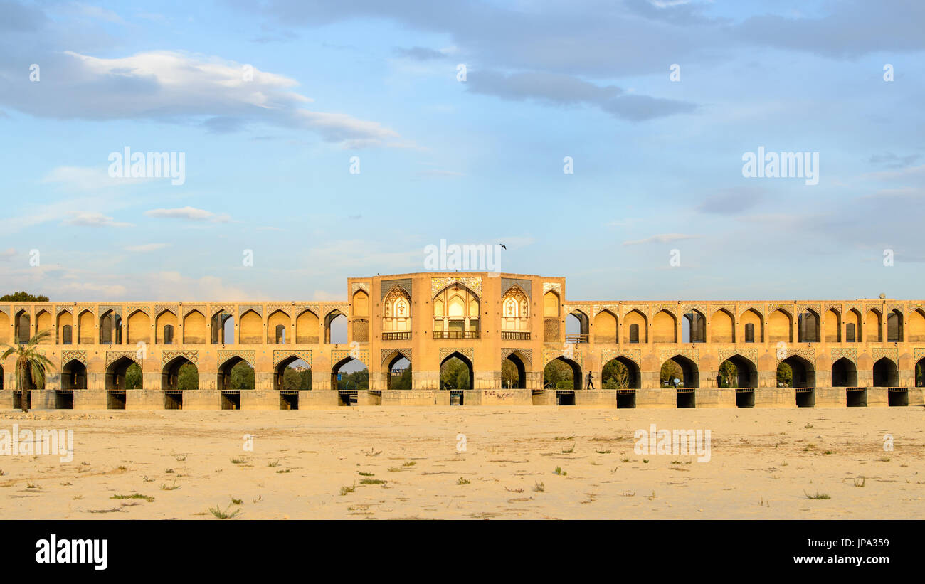 Khaju-Brücke in Isfahan bei Sonnenuntergang, Iran Stockfoto