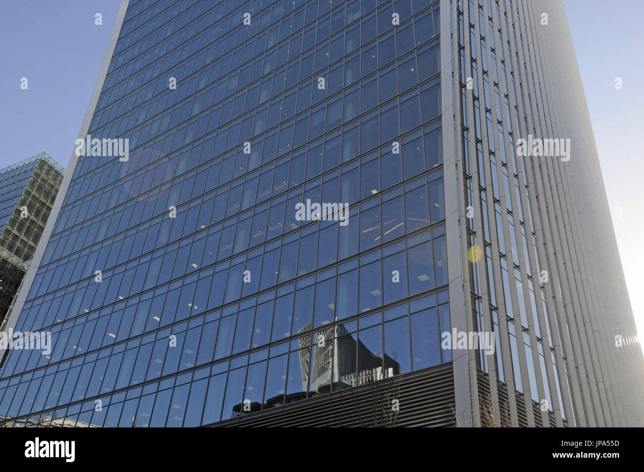 Die moderne Skyline von der Stadt von London The Walkie Talkie Buiilding in Nahaufnahme mit Reflexionen London England Stockfoto