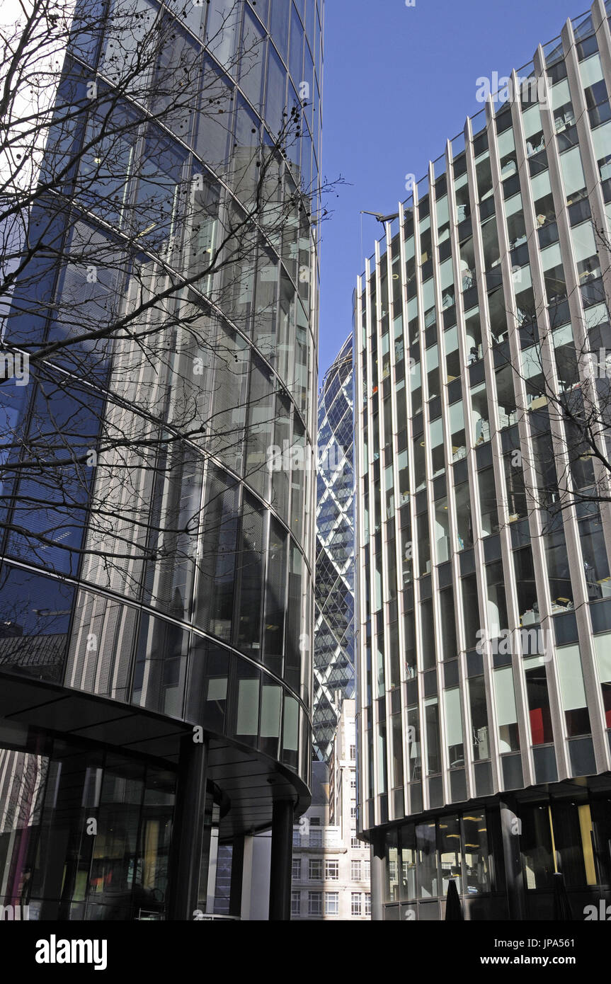 Die moderne Skyline der City of London mit The Gherkin Gebäude betrachtet zwischen zwei moderne Bürohäuser London England Stockfoto