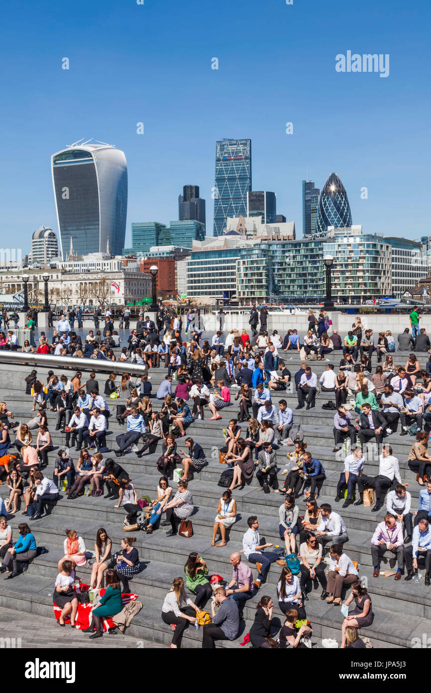England, London, Büroangestellte und Skyline der Stadt Stockfoto