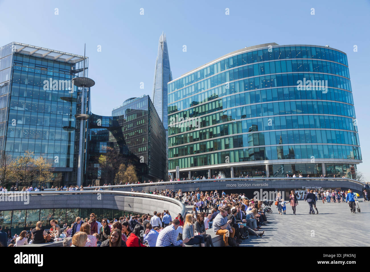 England, London, Southwark, mehr London Riverside Estate und mittags Büroangestellte entspannen Stockfoto