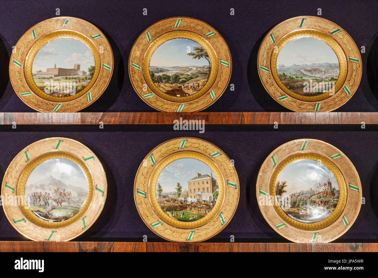 England, London, Westminster, Hyde Park Corner, Apsley House, Anzeige der Dessertteller mit Szenen aus der Halbinsel Kriege in Spanien und Portugal Stockfoto