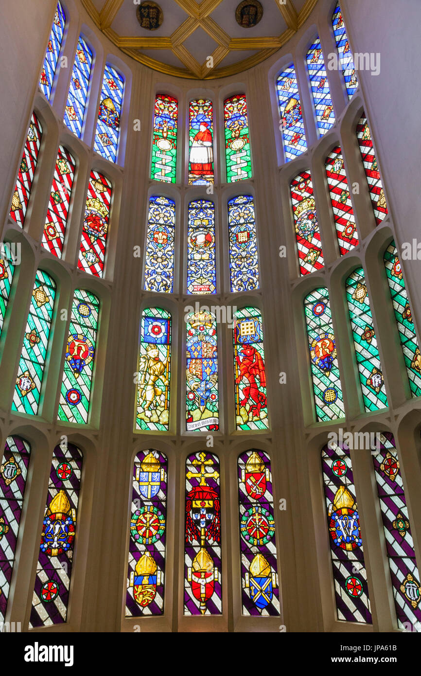 England, Middlesex, London, Kingston-upon-Thames, Hampton Court Palace, Henry VIII Wohnungen, der großen beobachten Kammer Buntglasfenster Stockfoto