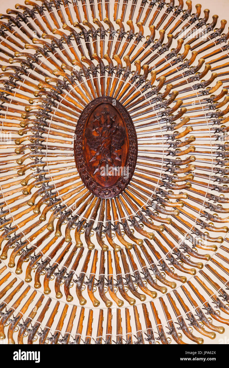 England, Middlesex, London, Kingston-upon-Thames, Hampton Court Palace, William III Apartments, Guard Königskammer Anzeigen von Pistolen Stockfoto