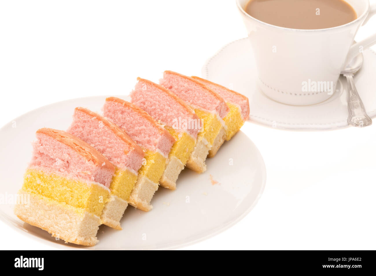 Scheiben von Angel Kuchen mit einer Tasse Kaffee - weißer Hintergrund Stockfoto