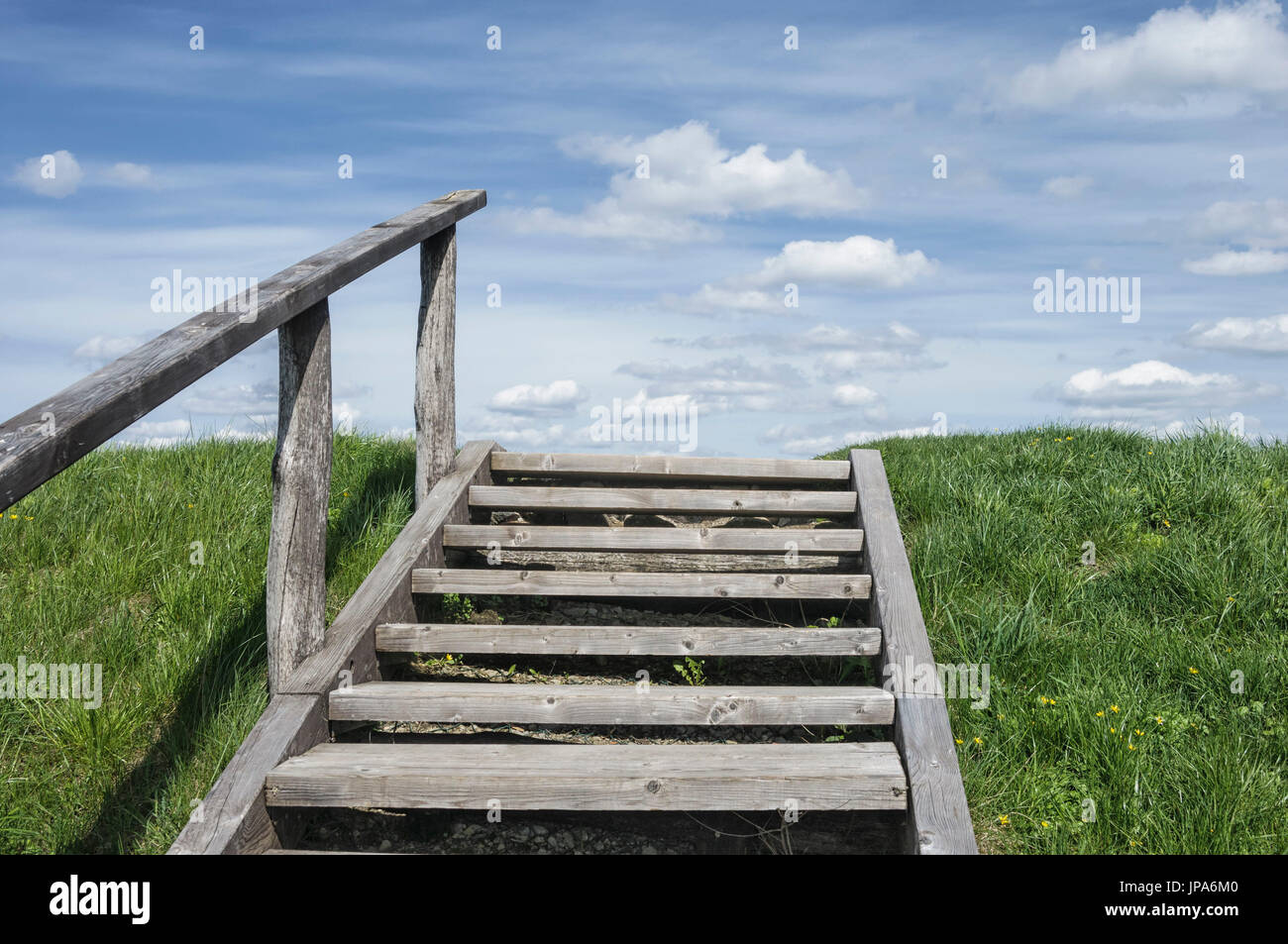 Naturwissenschaft, hölzerne Treppe, die auf alten Hügel Stockfoto