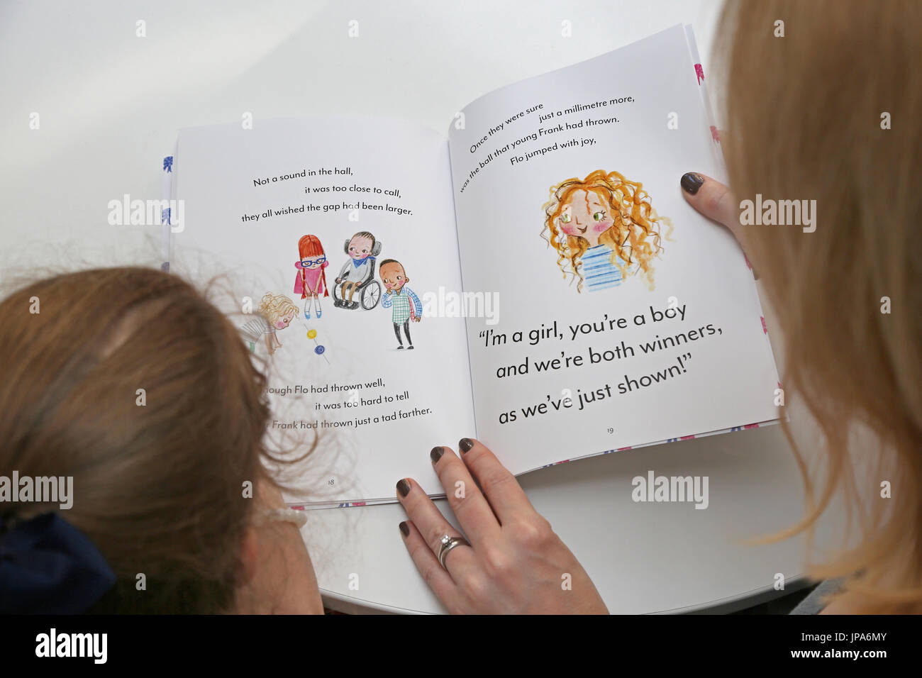 Eine Mutter und Tochter lasen aus einem Buch der neuen Kinderautorin Suzanne Hemming Stockfoto