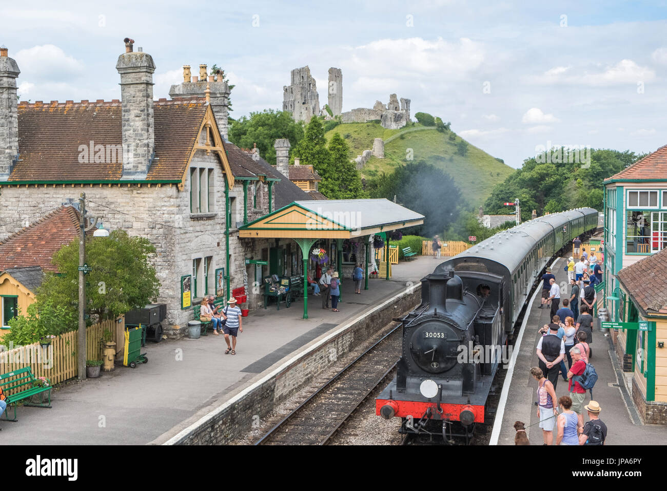 Eine restaurierte Dampflok Ankunft am Bahnhof in das Dorf der Corfe Castle in Dorset, England. Stockfoto