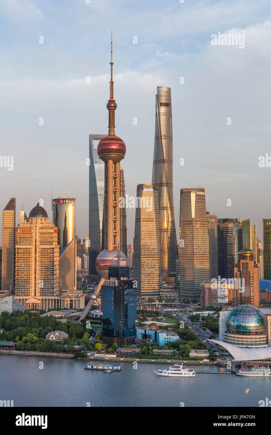 China, Shanghai Stadt, Skyline von Pudong, Oriental Pearl, World Financial Center und Shanghai Towers, Huangpu-Fluss, Stockfoto