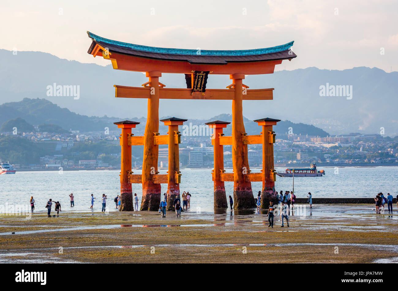 Japan, Hiroshima-Provinz, Myajima Island, Utsukushima-Schrein, das Tor Stockfoto