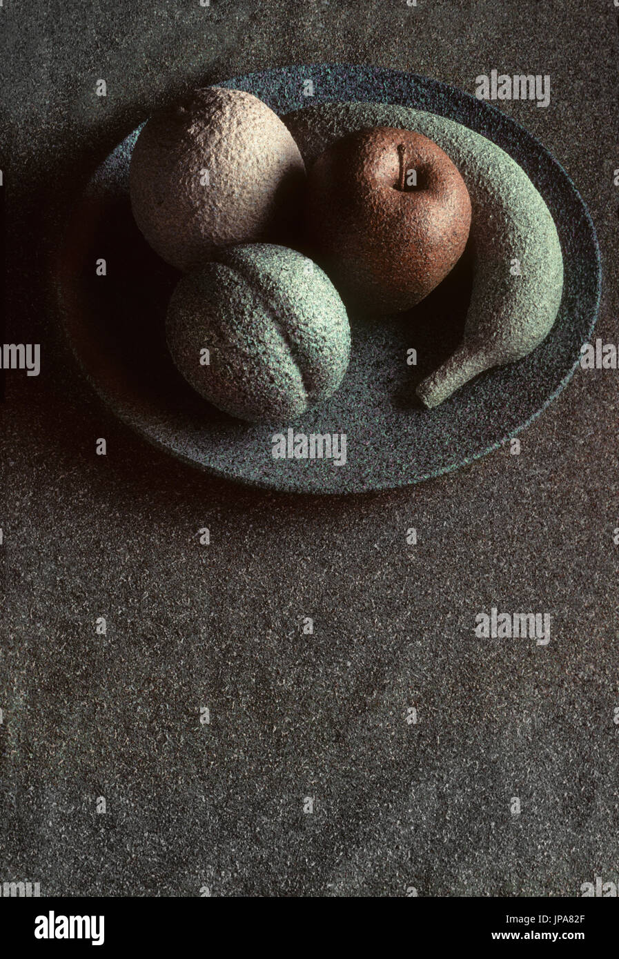 Granit-ähnliche Skulptur von Früchten auf einem Teller Stockfoto