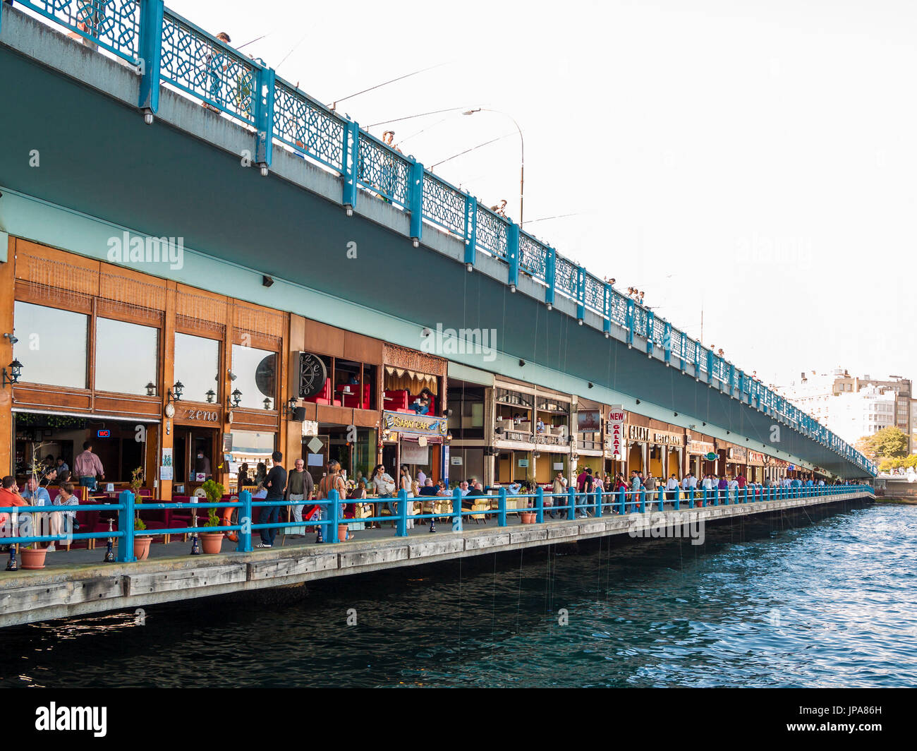 Die Galata Brücke Geschäfte und Restaurants, Istanbul, Türkei Stockfoto