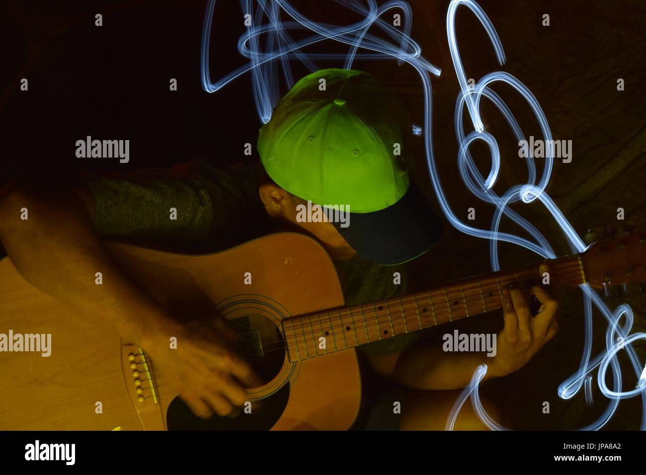 Kreatives Fotografieren mit Licht malen Methode, bei der ein Mann Gitarre zu spielen. Stockfoto
