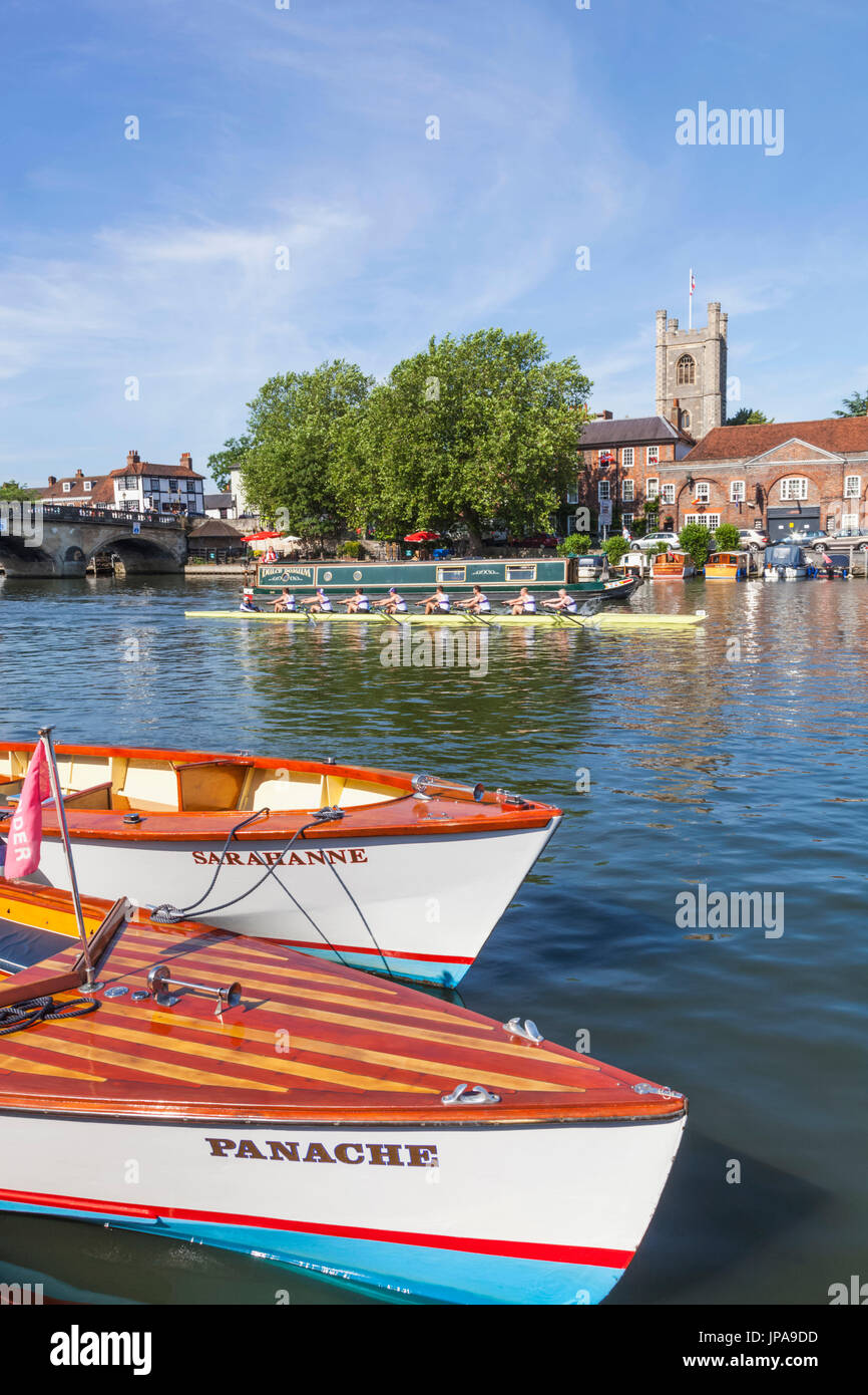 England, Oxfordshire, Henley-on-Thames, Freizeitboote und Stadt Skyline Stockfoto
