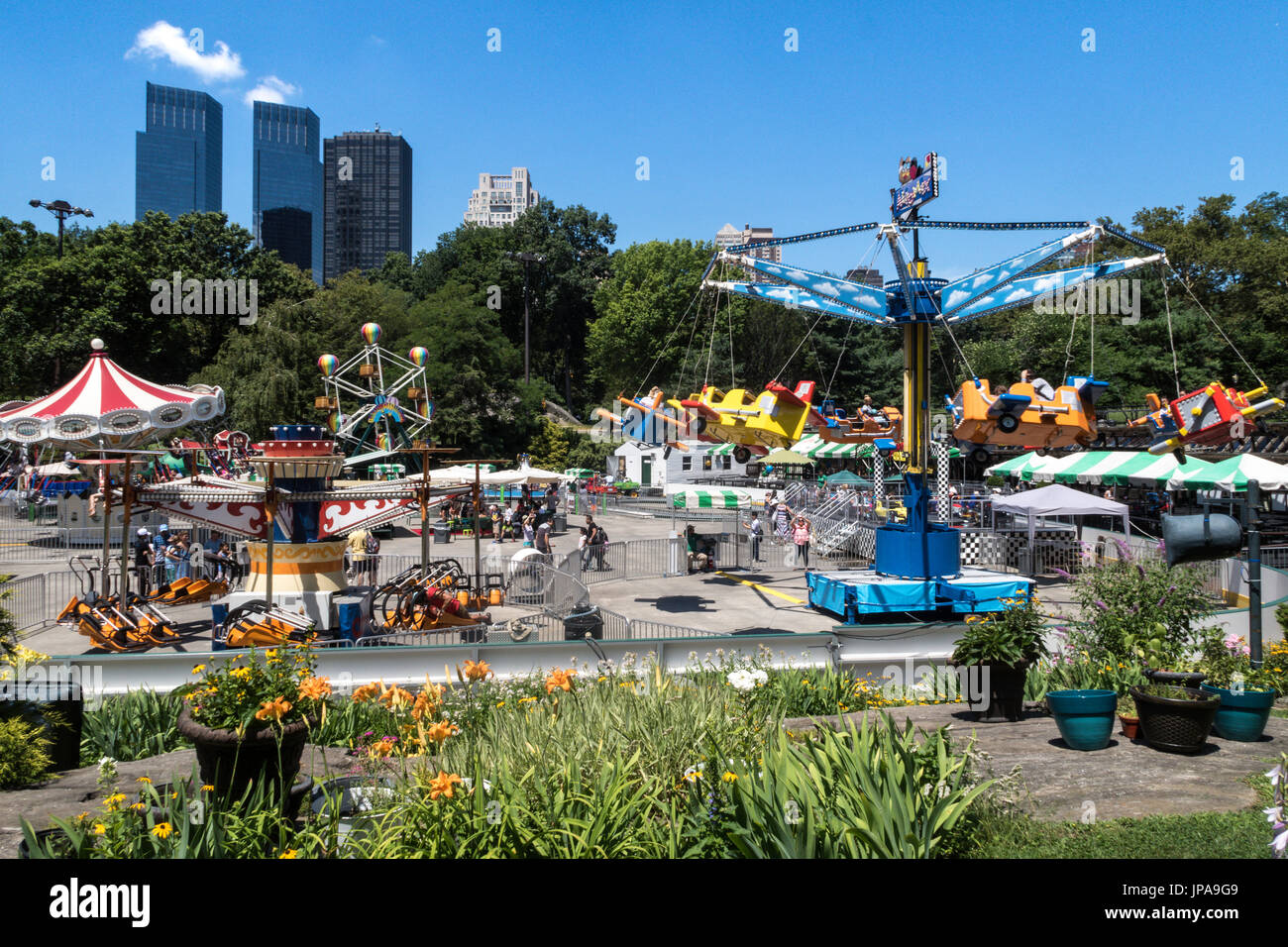Victorian Gardens, Karneval Fahrten im Central Park mit Skyline im Hintergrund, NYC Stockfoto