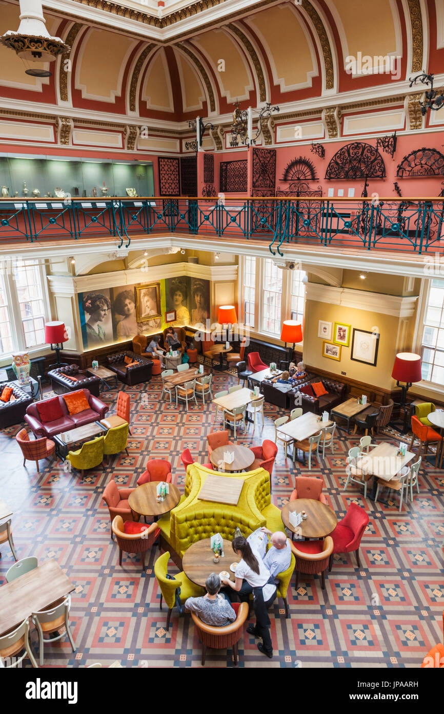 England, West Midlands, Birmingham, Birmingham Museum and Art Gallery, die Edwardian Teestube Stockfoto