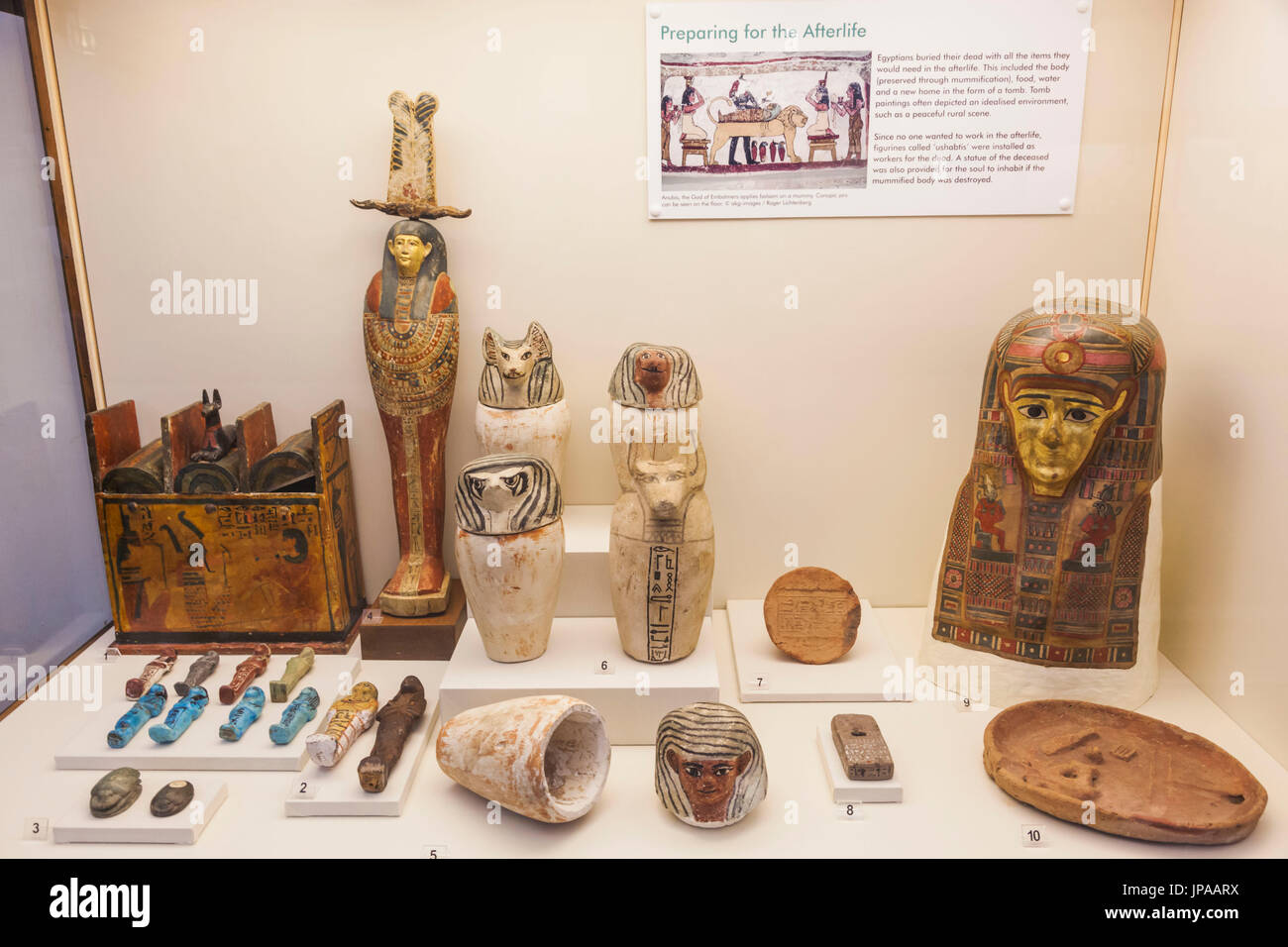 England, West Midlands, Birmingham, Birmingham Museum and Art Gallery, Anzeige der altägyptischen Artefakten in Gräber gelegt, für den Einsatz im Jenseits Stockfoto