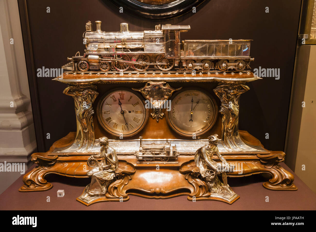 England, West Midlands, Birmingham, Birmingham Museum and Art Gallery, Anzeige von historischen Clock Made by Elkington Stockfoto