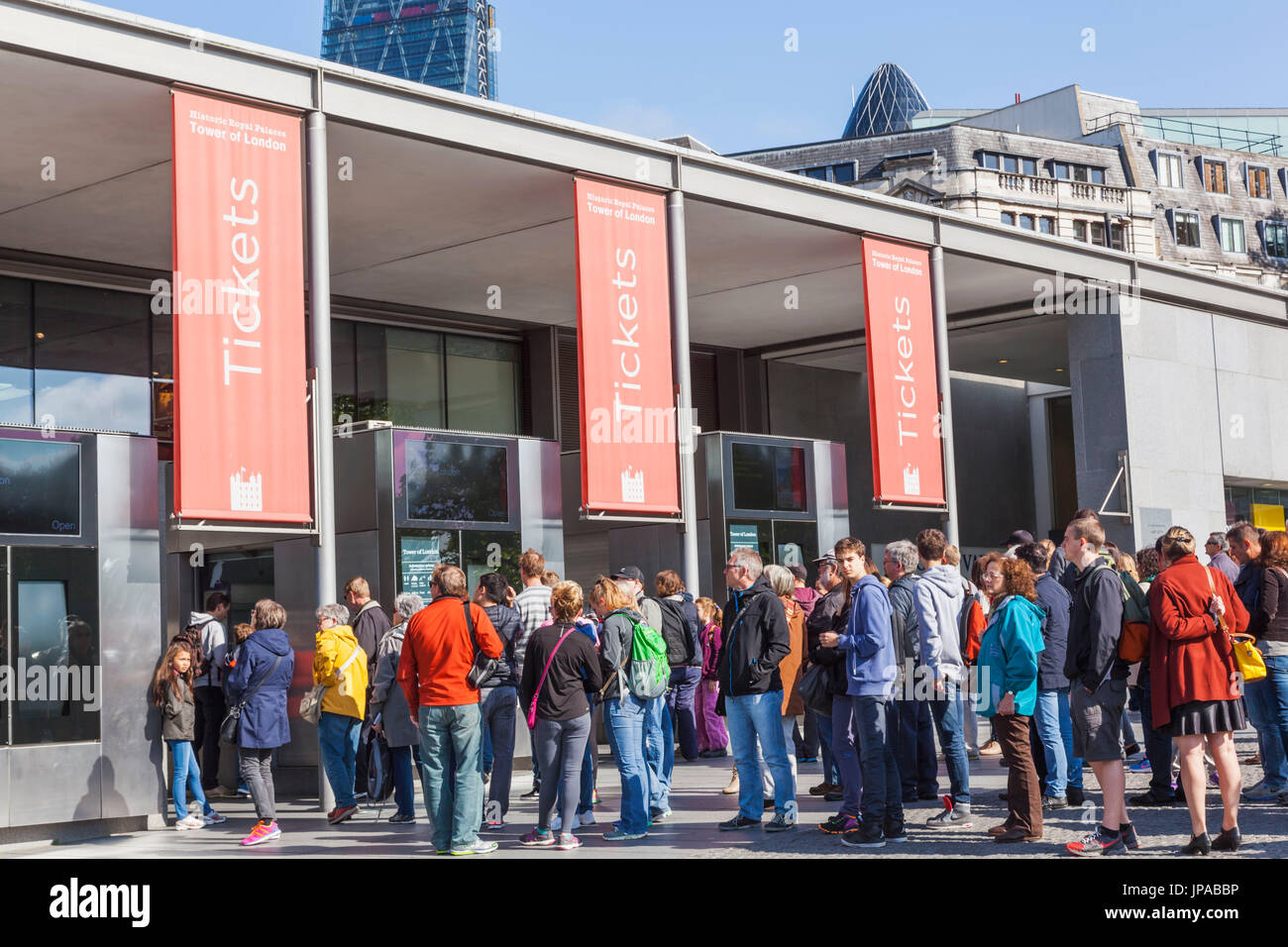 England, London, der Tower of London Besucher Schlange für die Tickets Stockfoto