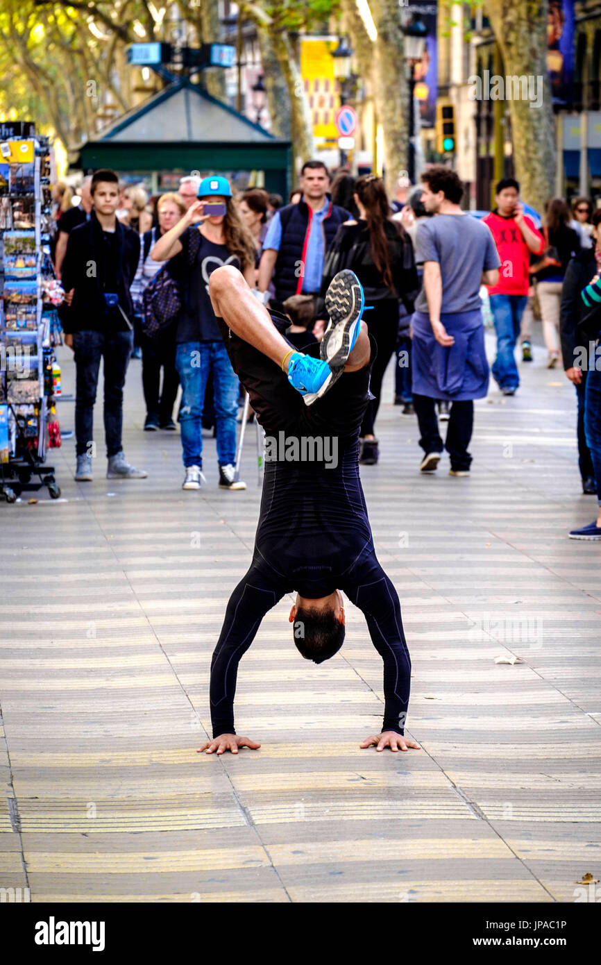Performance auf La Rambla in Barcelona, Spanien. La Rambla, eines der Wahrzeichen der Stadt. Zentrum des touristischen Lebens. Barcelona, Katalonien, Spanien Stockfoto