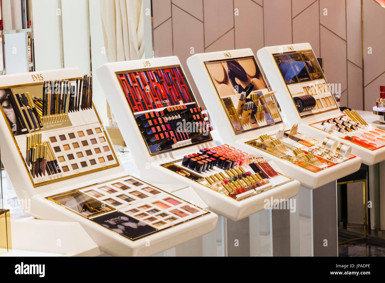 China, Hongkong, Central, IFC Shopping Mall, Estee Lauder Store, Lippenstift Display Stockfoto