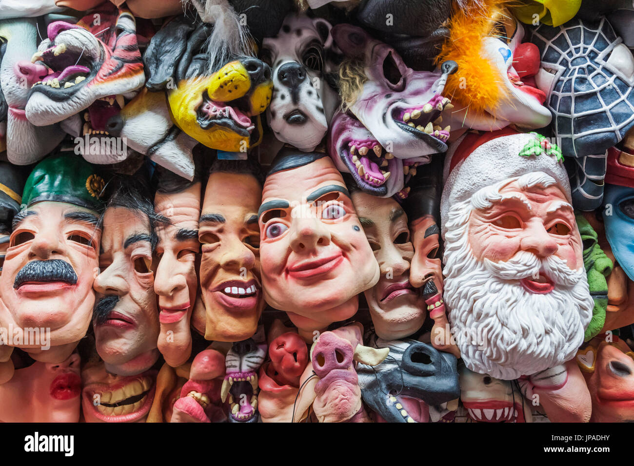 China, Hongkong, Central, Pottinger Street, Fancy Dress Shop Anzeige der Masken Stockfoto