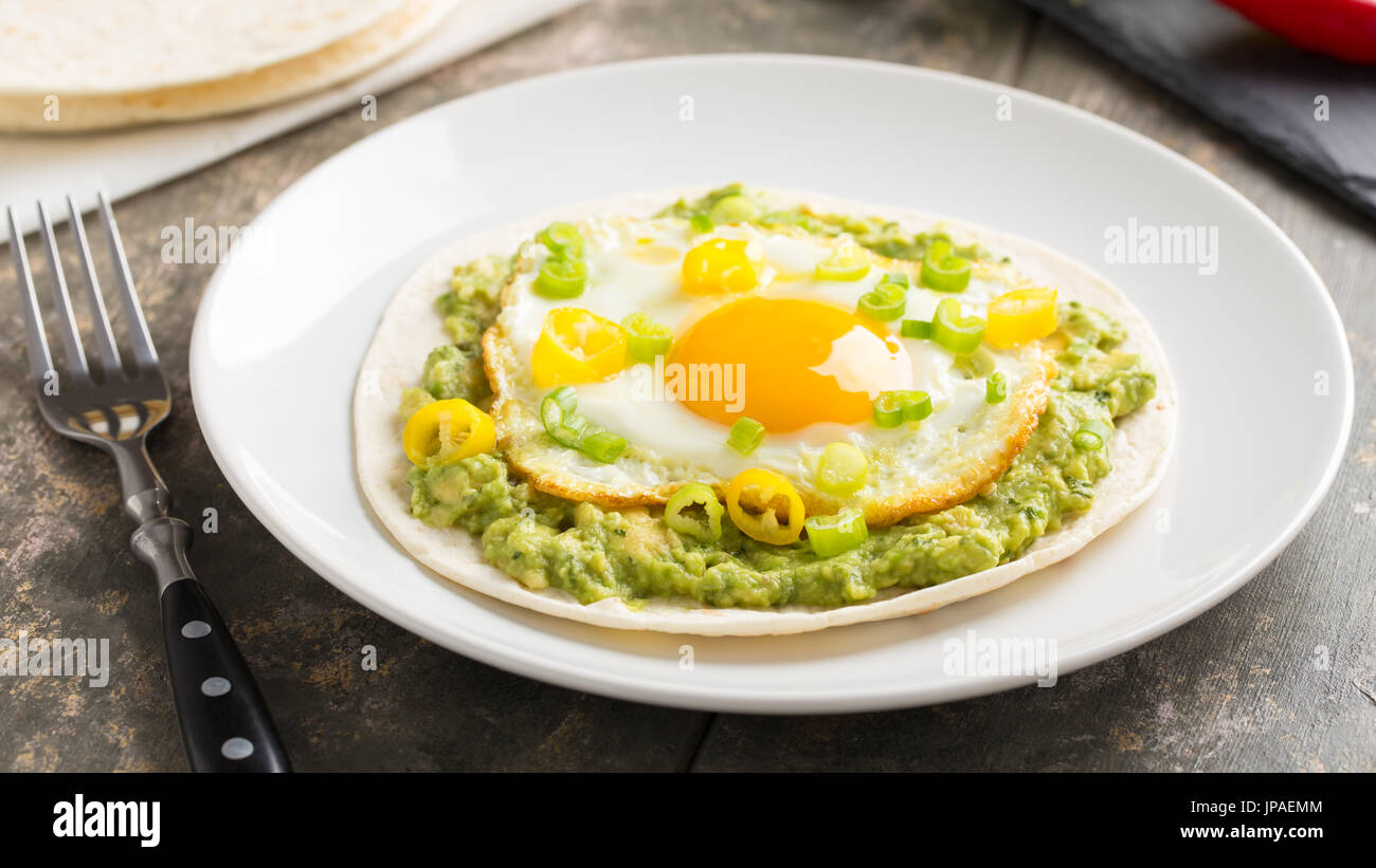 Frühstück-Taco mit Guacamole, Sonnenseite, Ei und chili Stockfoto
