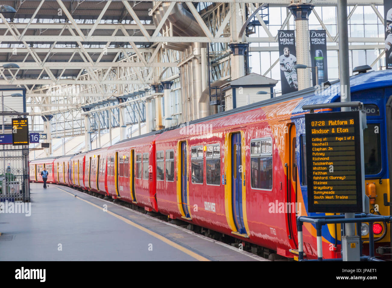 England, London, Waterloo Station Zug warten am Bahnsteig Stockfoto