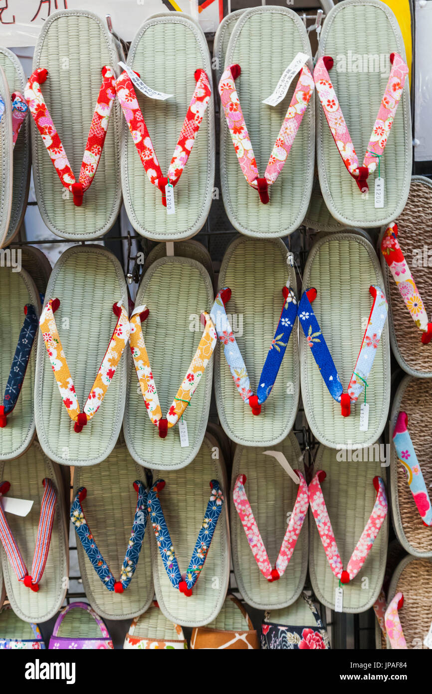 Japan, Honshu, Tokio, Asakusa, Sensoji Tempel aka Asakusa Kannon Tempel, Nakamise Shopping Street, Shop Display der traditionelle Sandalen Stockfoto
