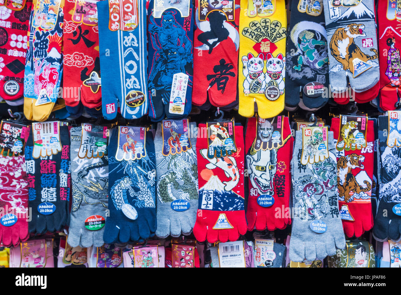 Japan, Honshu, Tokio, Asakusa, Sensoji Tempel aka Asakusa Kannon Tempel, Nakamise Shopping Street, Shop Display von Socken für das traditionelle Sandalen tragen Stockfoto