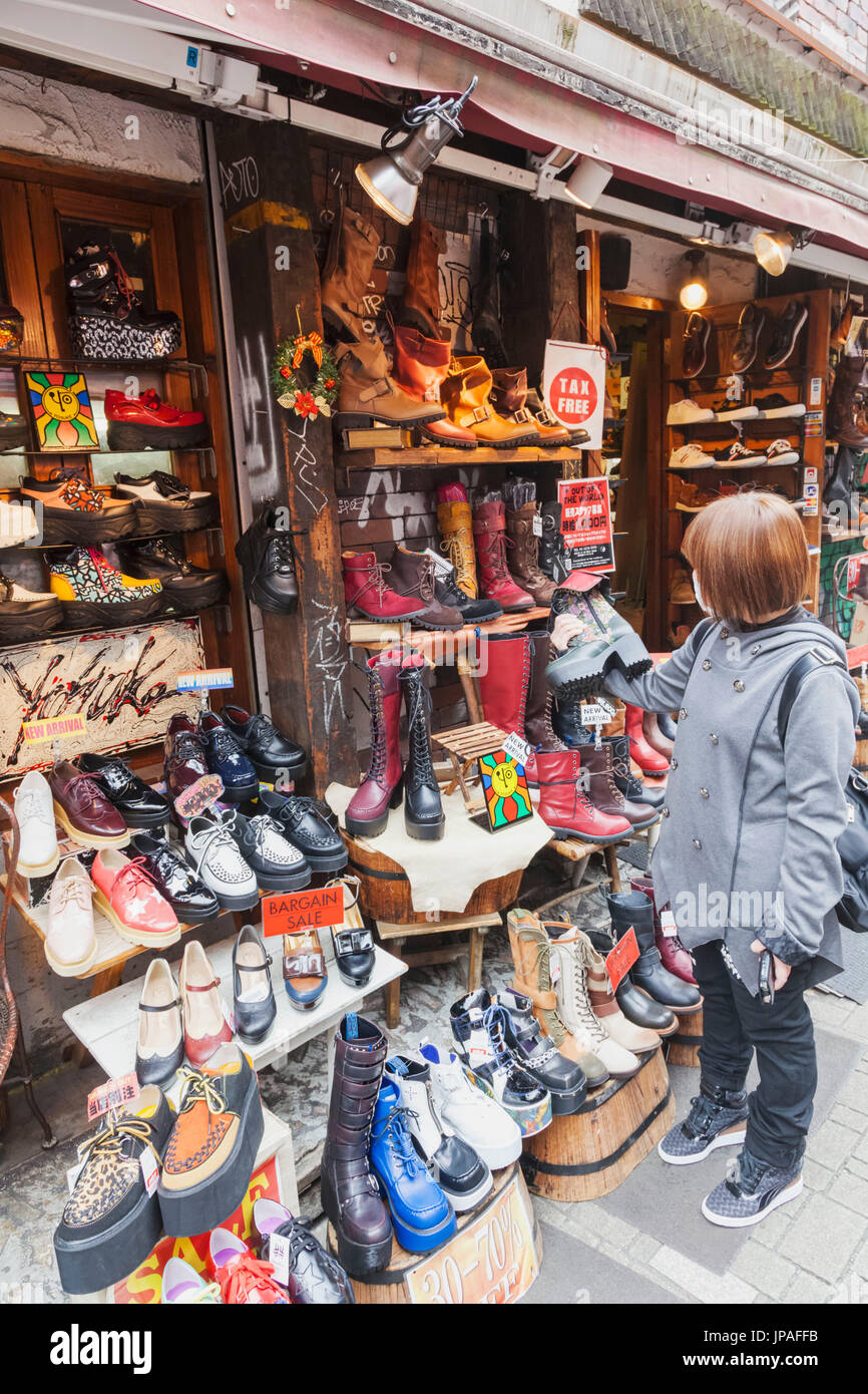 Honshu, Japan, Tokyo, Harajuku, Einkaufsstraße Takeshita-Dori-Schuh-Shop anzeigen Stockfoto