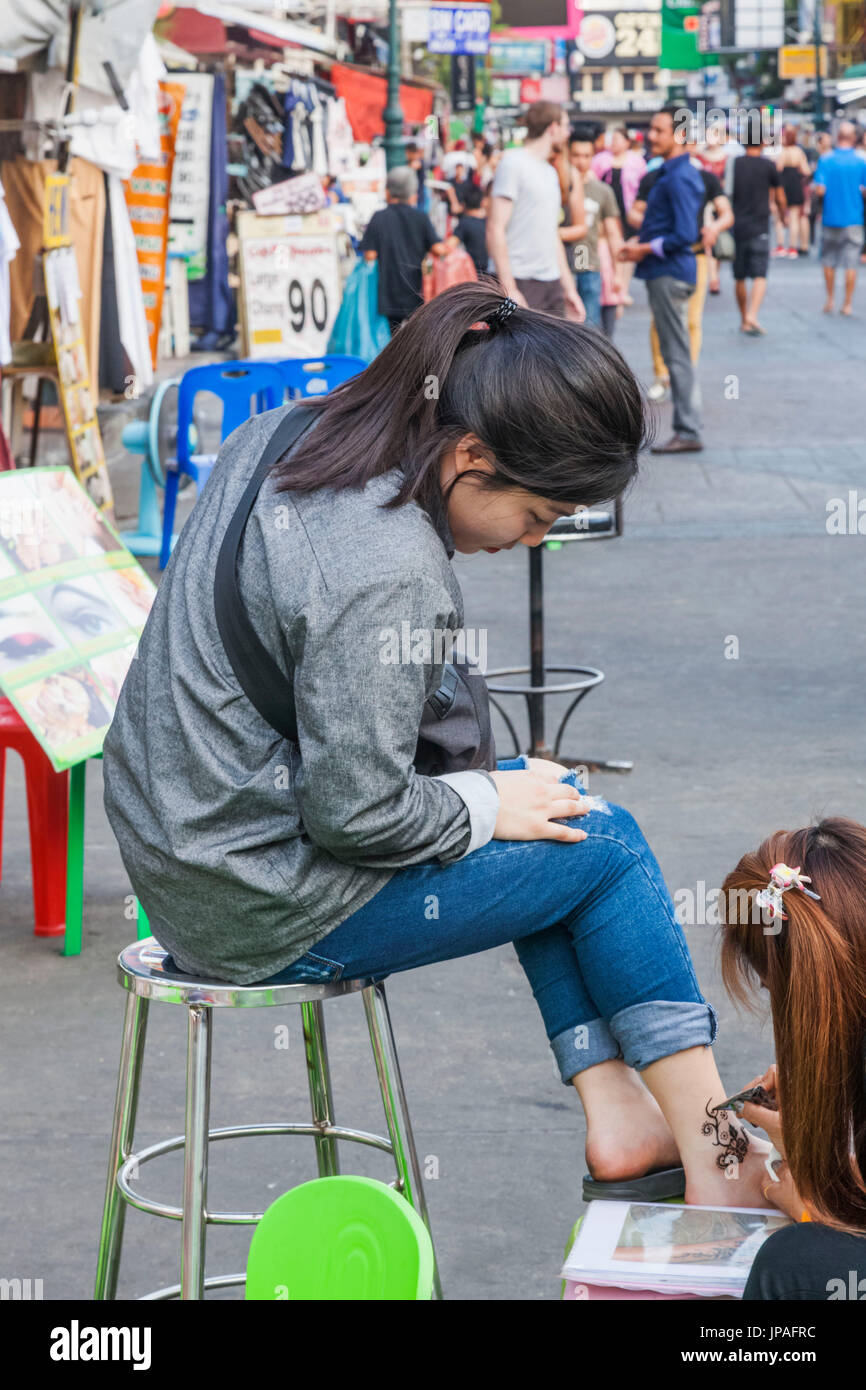 Thailand, Bangkok, Khaosan Road, weibliche asiatische Touristen mit Henna-Tattoo Stockfoto