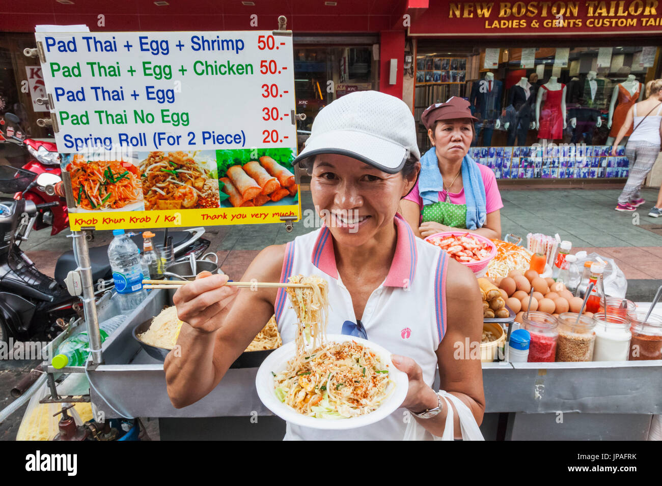Weibliche asiatische Touristen Essen, Khaosan Road, Bangkok, Thailand Pad Thai Stockfoto