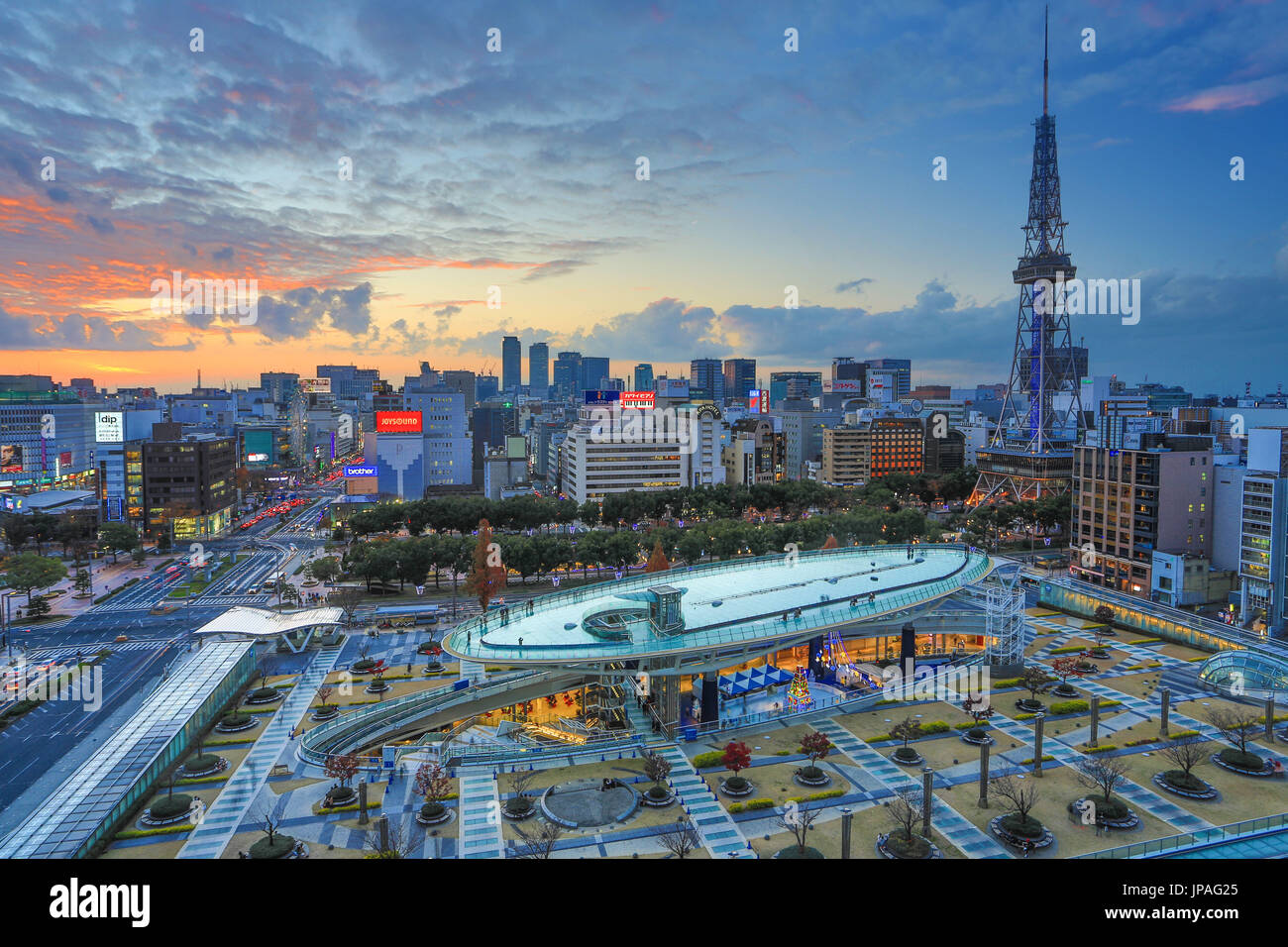 Japan, Nagoya City, Sakae Bezirk, Oase 21 Sapaceship Aqua und Nagoya TV Tower Stockfoto