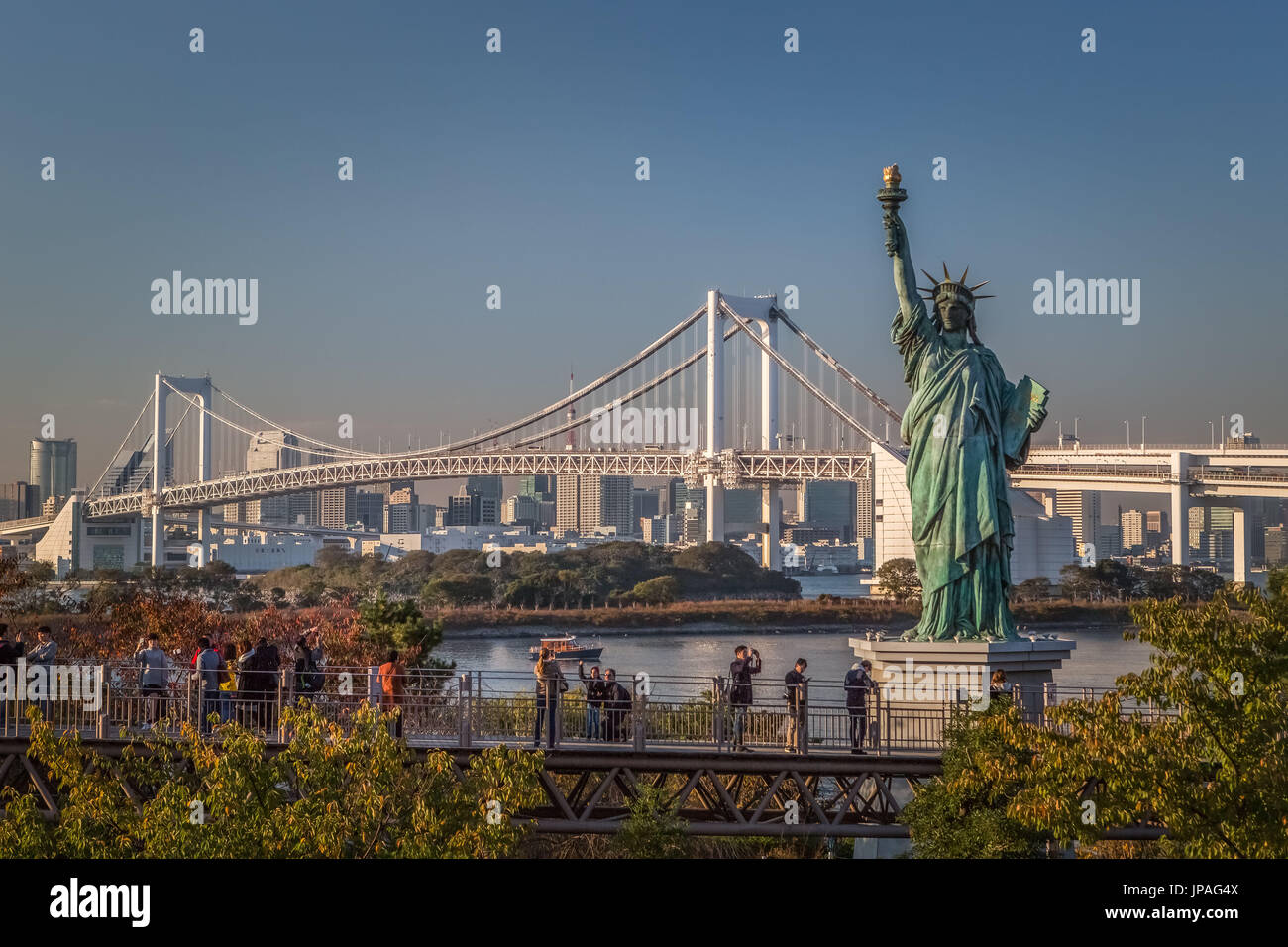 Japan, Tokyo City, Tokyo Bay, Regenbogenbrücke, Statue of Liberty Stockfoto
