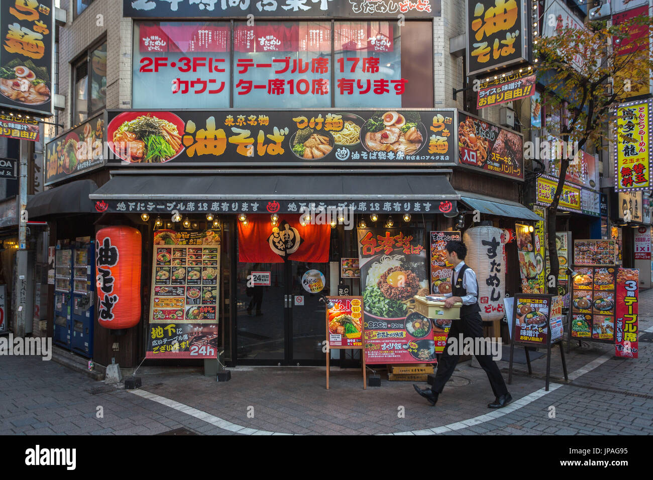 Japan, Tokyo City Shinjuku Bezirk, Kabukicho Straßenszene Stockfoto