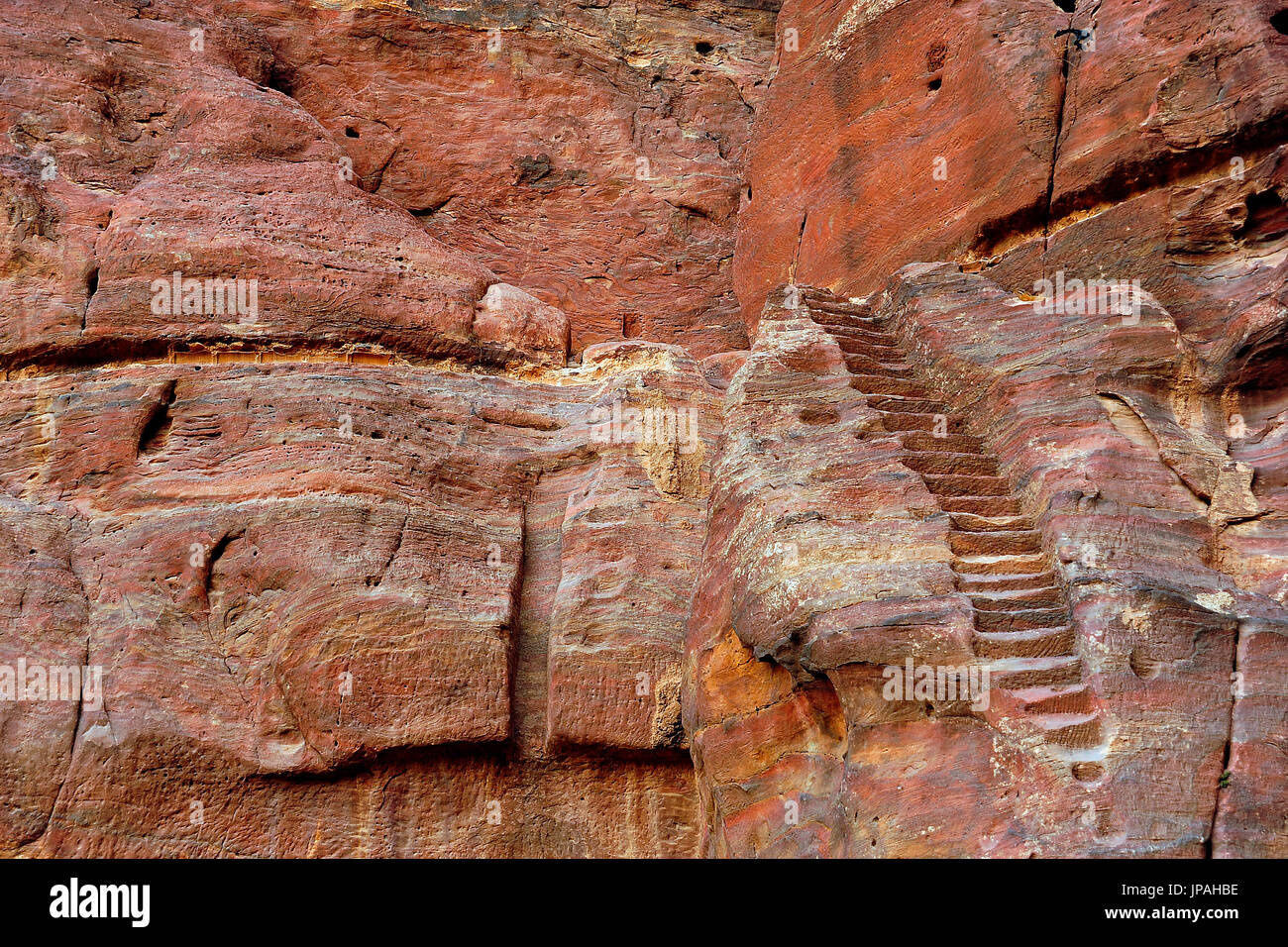 Unmarkierte Treppen in die Felsenstadt Petra, Jordanien. Stockfoto