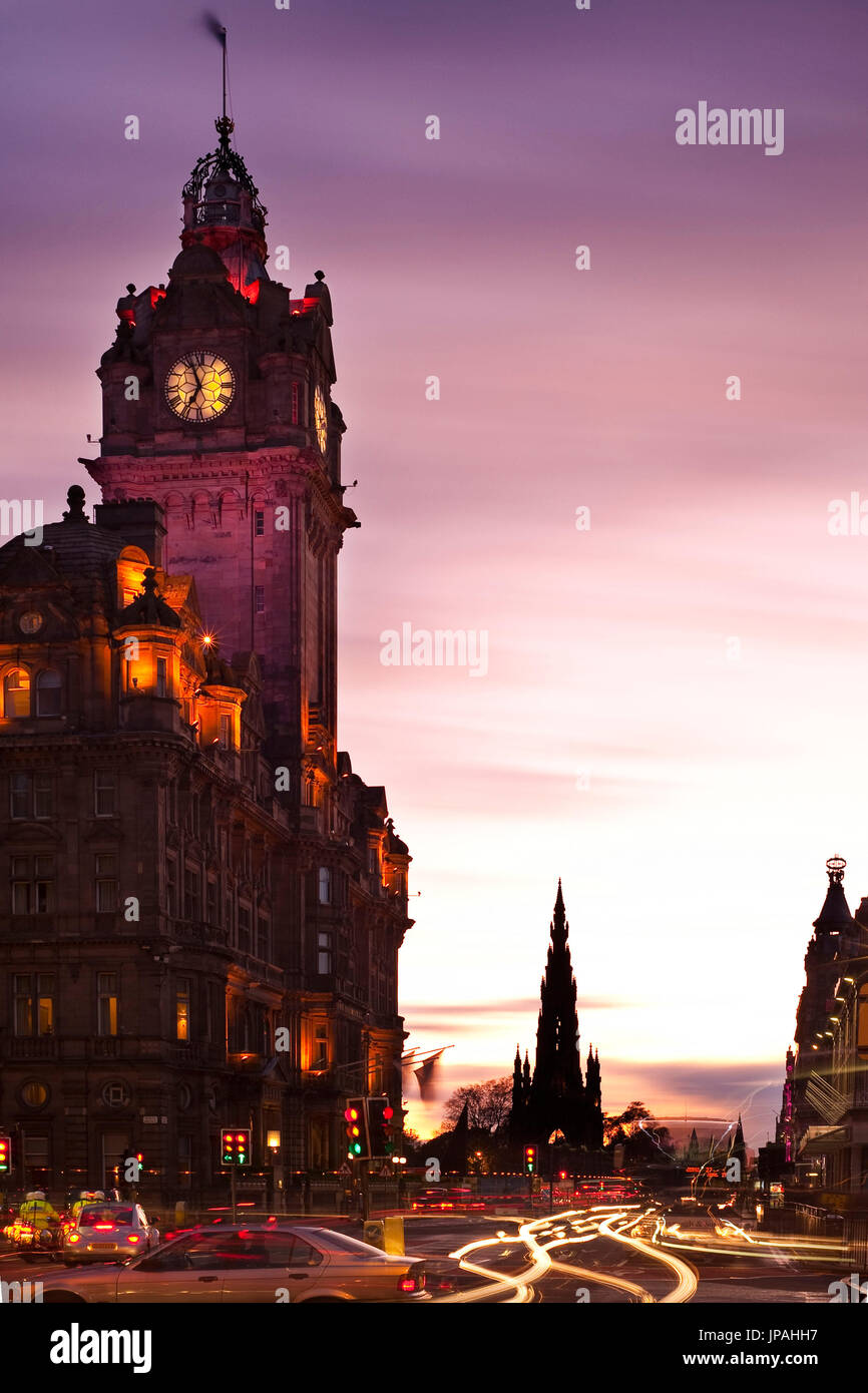 Abendlicht in der Old Town von Edinburgh, Schottland. Im Vordergrund die Lichter des motorisierten Verkehrs. Stockfoto