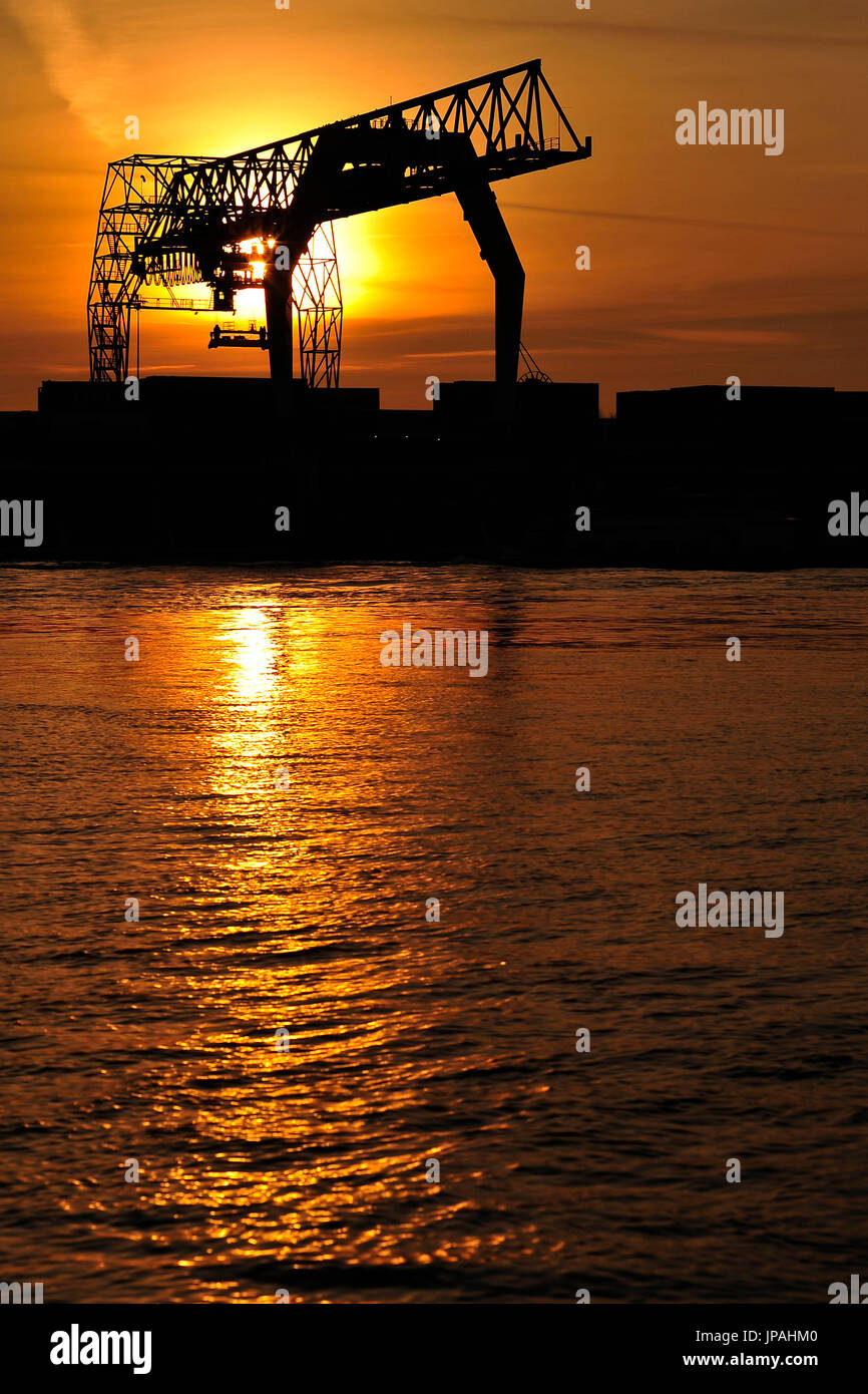 Schwerlastkran im Gegenlicht der untergehenden Sonne Stockfoto