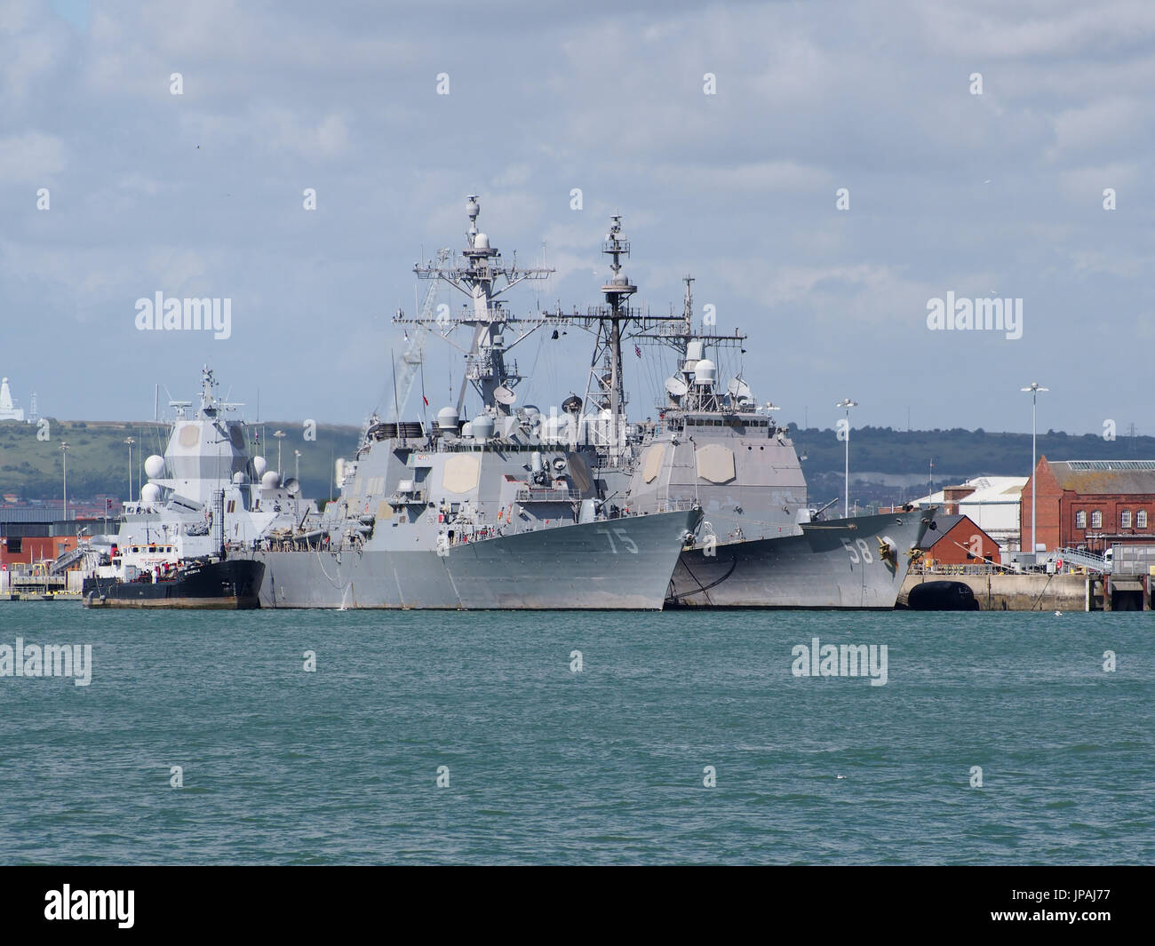 USS Philippine Sea und die USS Donald Cook festgemacht zusammen an ihrer Majestäten Naval Base Portsmouth, England Stockfoto