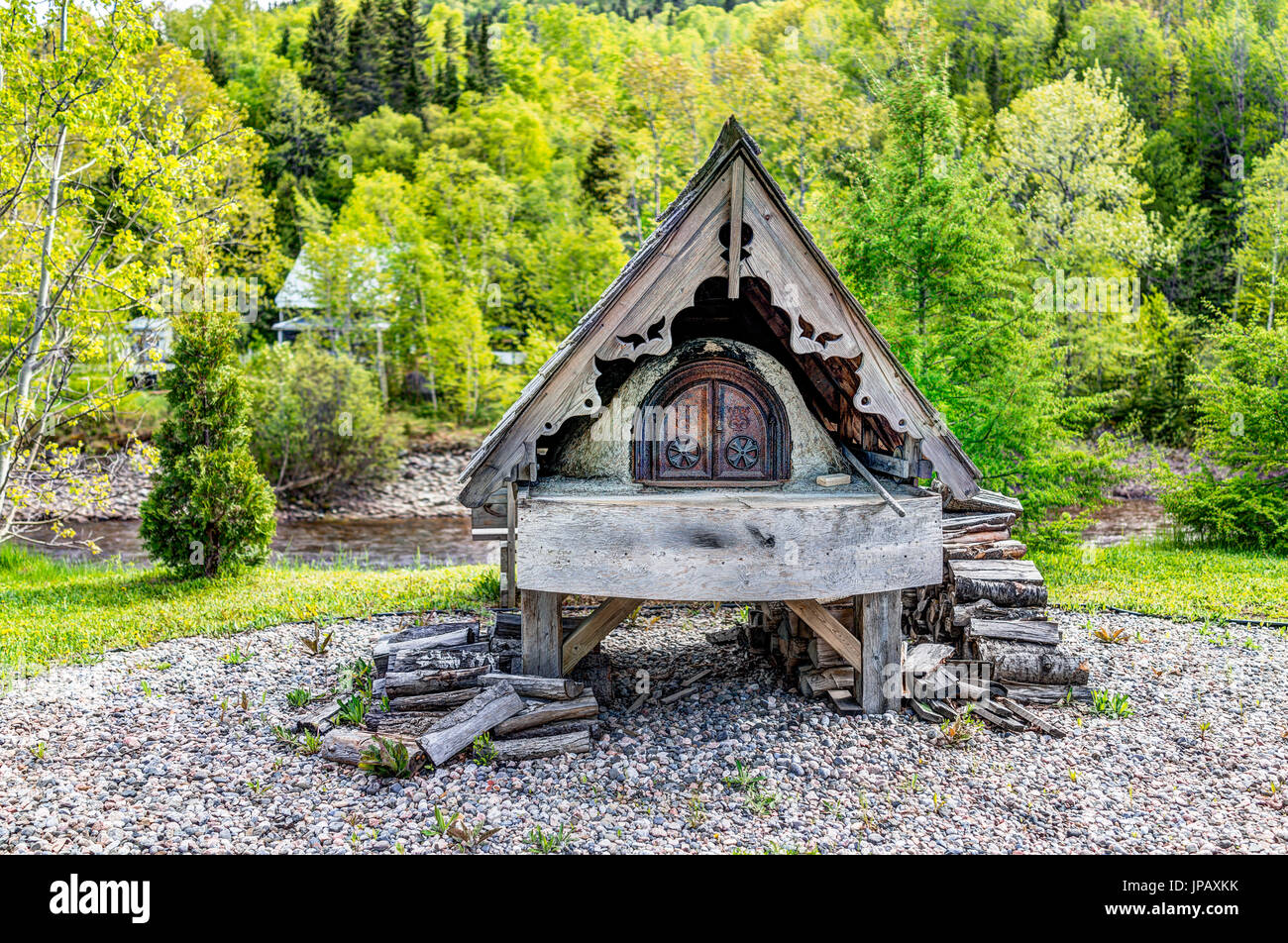 Petit-Saguenay, Kanada-2. Juni 2017: Holzblock französischen Kamin Fluss in Québec Dorf Stockfoto