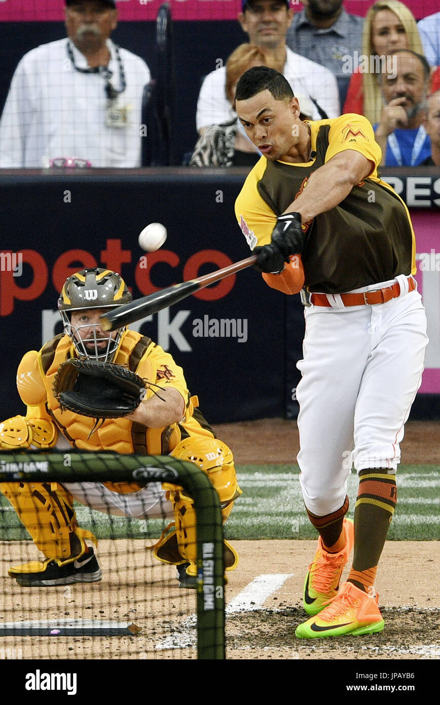 Miami Marlins Outfielder Giancarlo Stanton konkurriert in einem Homerun-Derby, ein Ereignis einen Tag vor der jährlichen MLB All Star Game im Petco Park in San Diego, Kalifornien, am 11. Juli 2016 statt. Stanton hit 20 Home Runs im Finale das Event (Kyodo) == Kyodo Stockfoto