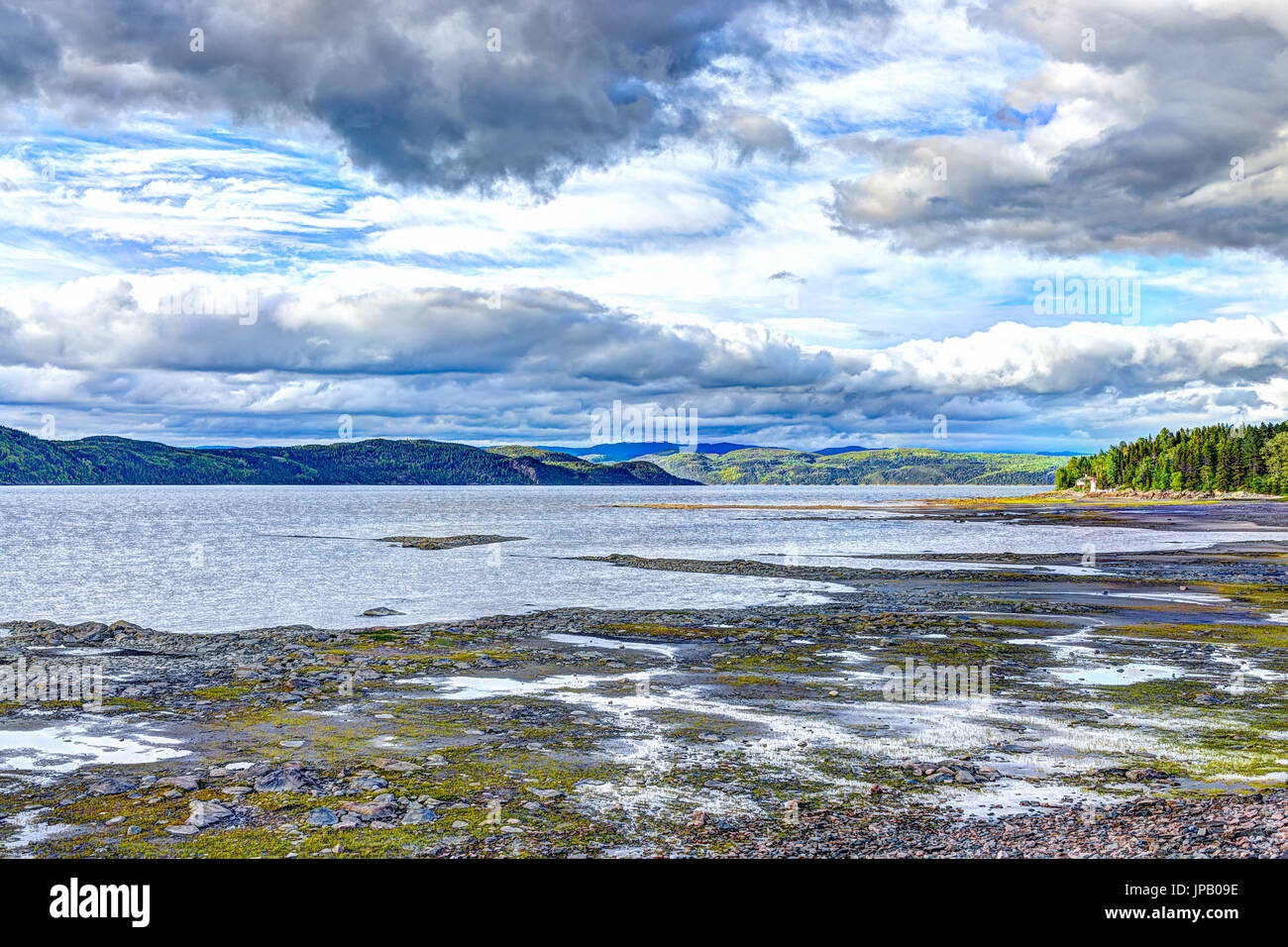 Fjord in Saguenay River Nahaufnahme von Strand mit seichtem Wasser und bewölktem Himmel Stockfoto