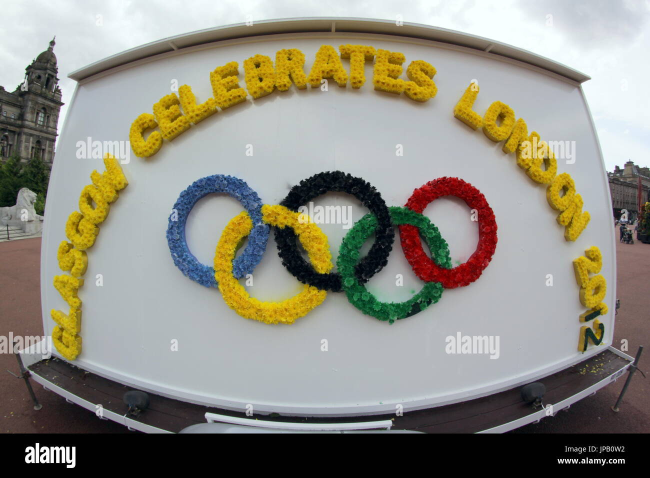 Glasgow bunten Olympischen Spiele in London 2012 Logo tragbare Plakatwänden in George square Tings oder Verflechtung Reifen Stockfoto