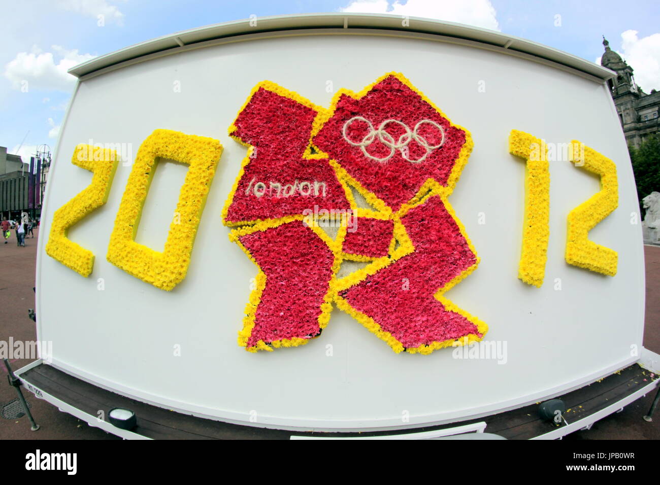 Glasgow bunten Olympischen Spiele in London 2012 Logo tragbare Plakate in George Square, lustige unhöflich Lisa Simpson und einen hoody Verweis Stockfoto