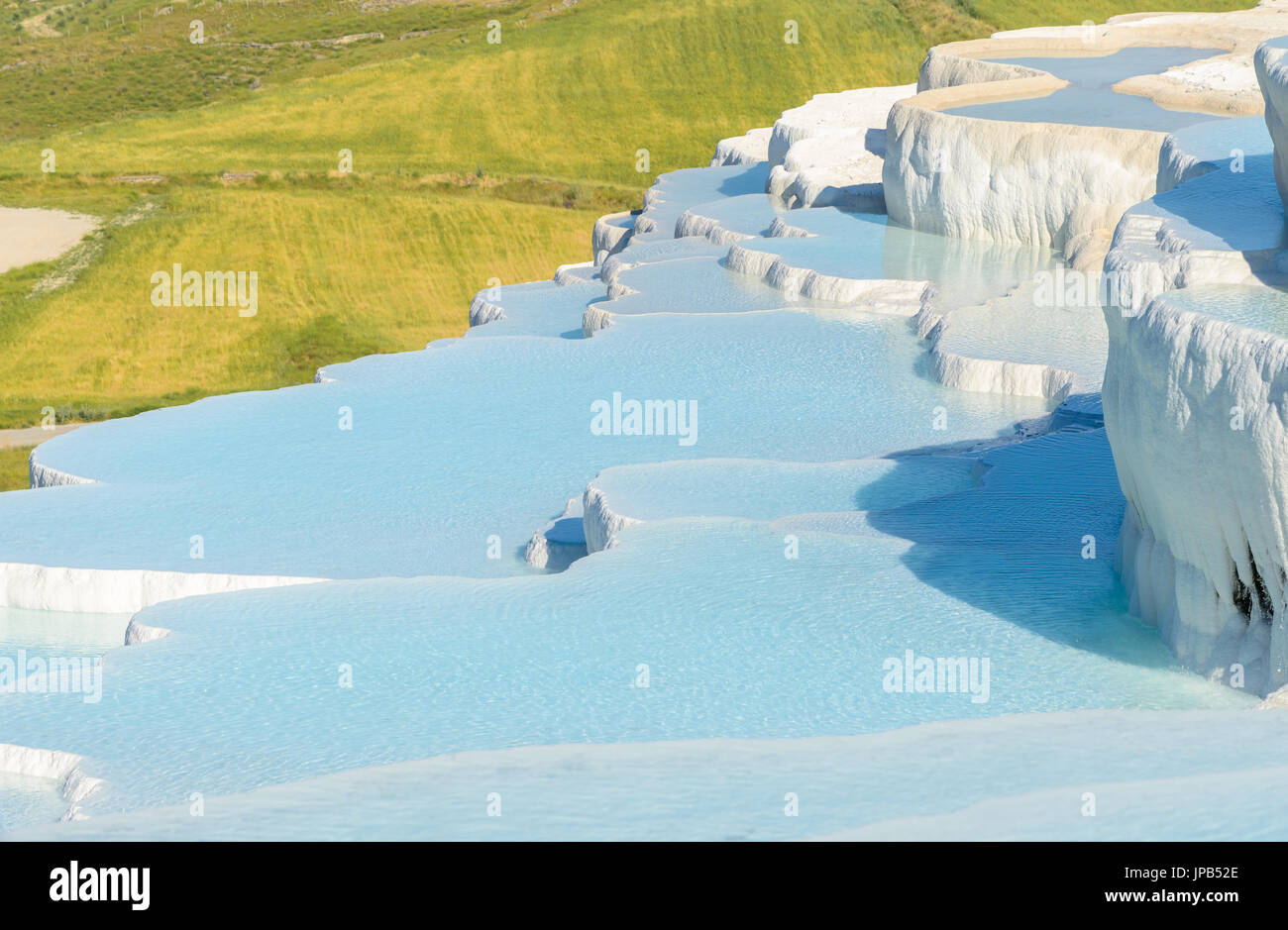 Die bezaubernden Pools von Pamukkale in der Türkei. Pamukkale enthält heißen Quellen und Travertin, Terrassen der Karbonat-Mineralien-links durch das fließende Wasser. Stockfoto