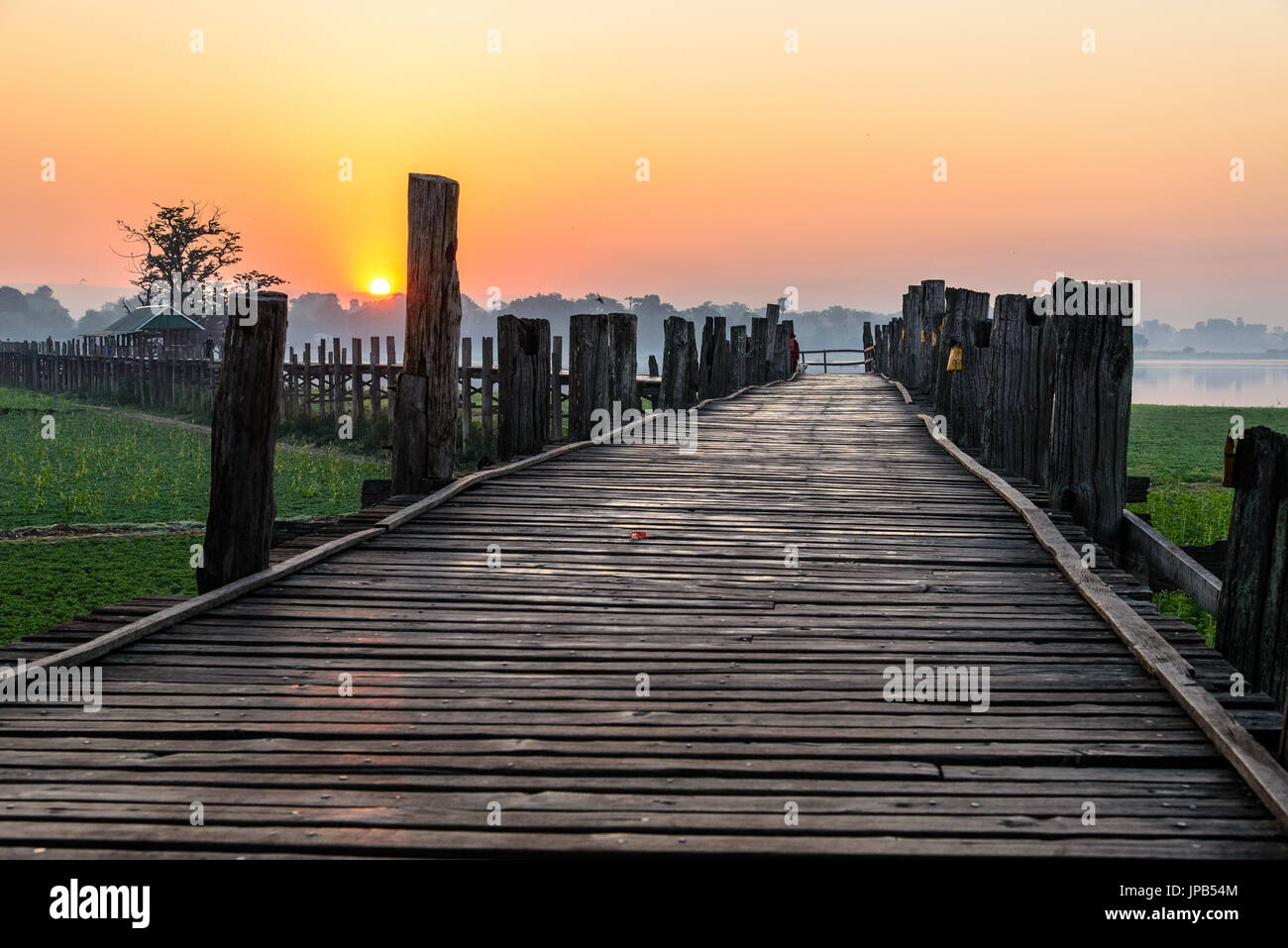 U Bein Brücke bei Sonnenaufgang, Amarapura, Myanmar Stockfoto