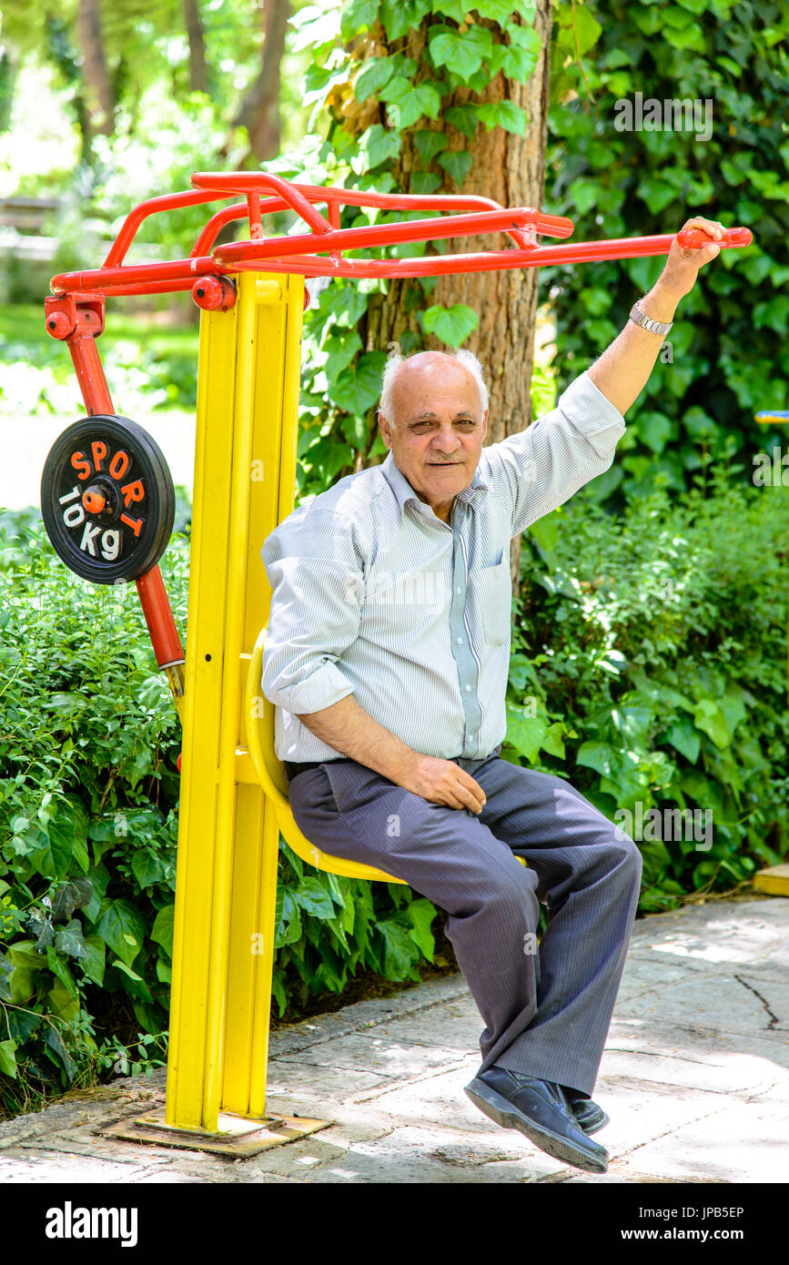 ISFAHAN, IRAN - 25. April 2015: älterer Mann dabei einige Training in einem Park im Zentrum von Isfahan Stockfoto