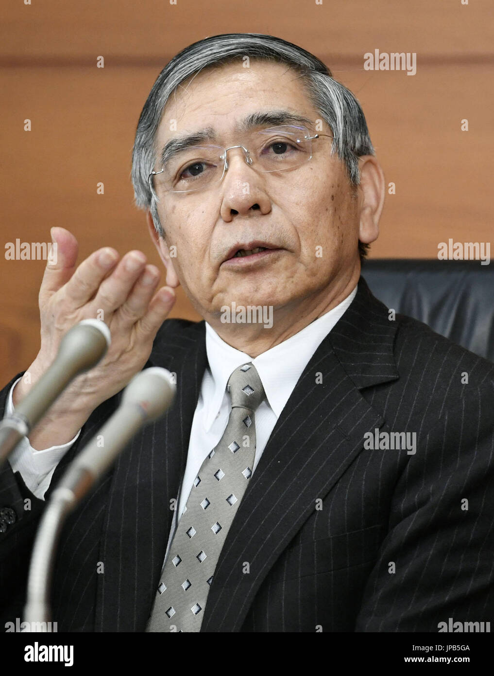Bank of Japan Gouverneur Haruhiko Kuroda hält eine Pressekonferenz in Tokio am 28. April 2016, nach einem zweitägigen BOJ Politik treffen. Die Zentralbank wieder zurückgeschoben der Zeitrahmen für ihr Inflationsziel von 2 Prozent diesmal um sechs Monate, und erwartet nun das Ziel im Geschäftsjahr 2017 zu erfüllen, während es darauf verzichtet, weitere Lockerung der Geldpolitik trotz sinkender Verbraucherpreise. (Kyodo) == Kyodo Stockfoto
